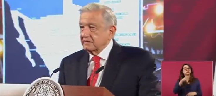 President López Obrador passionately addresses the crowd during his morning conference.