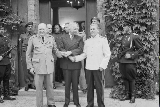 Большая тройка: Черчилль, Трумэн и Сталин на Потсдамской конференции (август 1945 года).