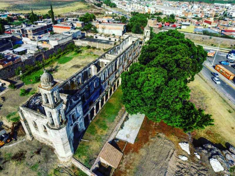 Explore the colonial architecture of Acámbaro, Mexico.