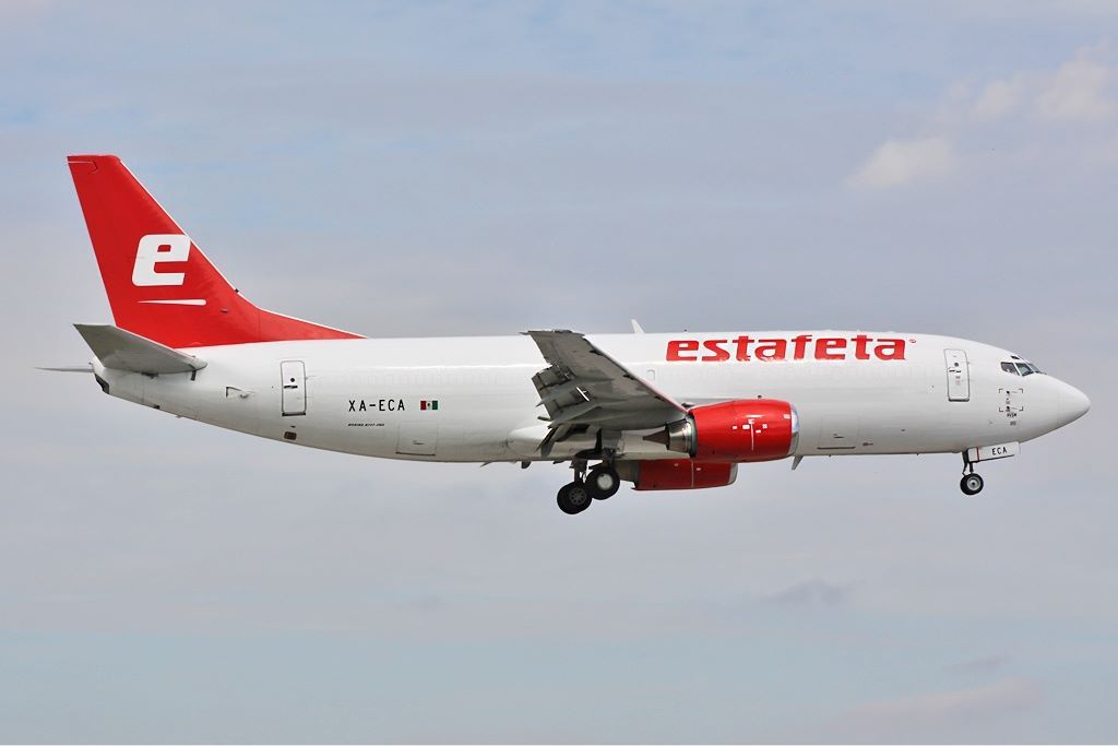 Estafeta Carga Aérea announces its departure from Mexico City's airport.
